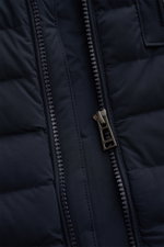 Nahaufnahme der Belstaff Daunenweste 'Chassis' navy mit robustem Reißverschluss, glattem Microfaserstoff und feiner Daunenfüllung.