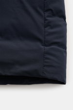 Nahaufnahme der wasserabweisenden Belstaff Daunenweste 'Chassis' navy von schräg unten, zeigt glatte Microfaser, Steppung, Slim Fit.