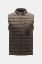 Belstaff Daunenweste 'Chassis' graubraun, Frontansicht, Slim Fit, wasserabweisend, Microfaser, Daunenfüllung, Stehkragen, Reißverschlüsse, BELSTAFF-Label.