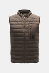 Belstaff Daunenweste 'Chassis' graubraun, Frontansicht, Slim Fit, wasserabweisend, Microfaser, Daunenfüllung, Stehkragen, Reißverschlüsse, BELSTAFF-Label.