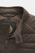 Belstaff Daunenweste 'Chassis' graubraun von nah, Slim Fit, wasserabweisend, Microfaser, Stehkragen mit Riegel, Reißverschluss, drei Zipper-Taschen, BELSTAFF-Weblabel.
