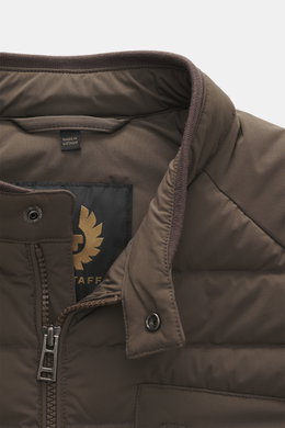 Belstaff Daunenweste 'Chassis' graubraun von nah, Slim Fit, wasserabweisend, Microfaser, Stehkragen mit Riegel, Reißverschluss, drei Zipper-Taschen, BELSTAFF-Weblabel.