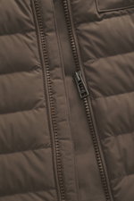 Belstaff Daunenweste 'Chassis' graubraun in Nahaufnahme von vorne, glatter Griff, robuster Reißverschluss, leichte Daunenfüllung, wasserabweisend, Slim Fit.