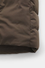 Nahaufnahme der Belstaff Daunenweste 'Chassis' graubraun von der Seite, zeigt hochwertige Microfaser, glatten Griff und leichte Daunenfüllung.