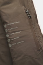 Belstaff Daunenweste 'Chassis' graubraun, Nahaufnahme seitlich mit Reißverschluss, wasserabweisend, Microfaser, Slim Fit, Daunenfüllung, Stehkragen.