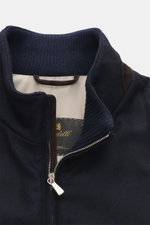 Nahaufnahme der Mandelli Outdoor-Weste navy von vorne, Mix aus Wolle und Cashmere, geschmeidig, Ziegenlederdetails, Slim Fit, Zwei-Wege-Reißverschluss, Stehkragen mit Rippstrick, schräge Leistentaschen mit Zipper, glattes Futter, zwei Innentaschen.