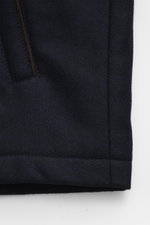 Mandelli Outdoor-Weste navy, Detailaufnahme von schräger Leistentasche mit Ziegenleder, Mix aus Wolle und Cashmere, Slim Fit, Zwei-Wege-Reißverschluss, Stehkragen mit Rippstrick, glatter Futterstoff, zwei Innentaschen, geschmeidiger Griff.