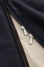 Mandelli Outdoor-Weste navy Detailaufnahme von Reißverschluss und Ziegenleder, Mix aus Wolle und Cashmere, Slim Fit, glattes Futter, zwei Innentaschen
