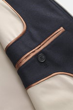 Nahaufnahme der Mandelli Outdoor-Weste navy, seitliche Perspektive, Mix aus Wolle und Cashmere, Ziegenlederdetails, Slim Fit, Reißverschluss, Stehkragen mit Rippstrick, Leistentaschen, glattes Innenfutter, zwei Innentaschen.