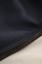 Nahaufnahme der Mandelli Outdoor-Weste navy von innen mit glattem Futterstoff, Ziegenlederdetails, Reißverschluss, Slim Fit und Stehkragen.