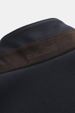 Nahaufnahme der Mandelli Outdoor-Weste navy, Detailansicht Stehkragen mit Rippstrick, Ziegenleder, Woll-Cashmere-Mix, Slim Fit, Zwei-Wege-Reißverschluss.