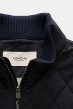 Agnona Outdoorweste navy im Detail von vorne, hochwertige Microfaser, weicher Griff, leichte Wattierung, Slim Fit, Stehkragen mit Rippstrick, zwei Innentaschen.