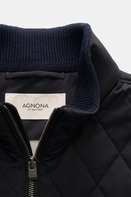 Agnona Outdoorweste navy im Detail von vorne, hochwertige Microfaser, weicher Griff, leichte Wattierung, Slim Fit, Stehkragen mit Rippstrick, zwei Innentaschen.
