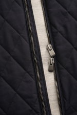 Nahaufnahme der Agnona Outdoorweste navy von vorne, hochwertige Microfaser, weicher Griff, leichte Wattierung, Slim Fit.