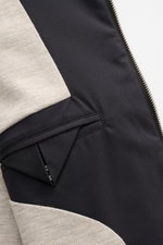 Nahaufnahme der Innenseite der Agnona Outdoorweste navy, mit hochwertiger Microfaser, weichem Griff, zwei Innentaschen, Jersey-Futterstoff und Reißverschluss.