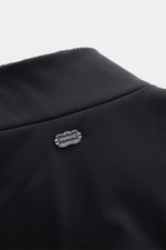 Nahaufnahme der Agnona Outdoorweste navy von hinten oben mit Metall-Logo, Stehkragen und weichem Jersey-Futter, Slim Fit, Microfaser.