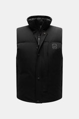 C.P. Company Daunenweste schwarz, Frontansicht, hochwertige Microfaser, leichte Daunenfüllung, Regular Fit, Stehkragen, robuste Reißverschlüsse, elastische Ärmelausschnitte, große Zipper-Fronttaschen, regulierbare Saumweite, geschmeidiger Futterstoff, zwe