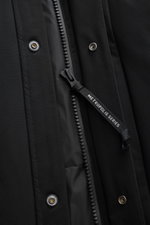 Nahaufnahme der schwarzen C.P. Company Daunenweste, Frontansicht mit hochwertiger Microfaser, robuster Reißverschluss, elastischen Ärmelausschnitten, Stehkragen, großer Zipper-Fronttaschen, Regular Fit, leichter Daunenfüllung, geschmeidigem Futterstoff, z