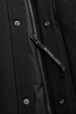 Nahaufnahme der schwarzen C.P. Company Daunenweste, Frontansicht mit hochwertiger Microfaser, robuster Reißverschluss, elastischen Ärmelausschnitten, Stehkragen, großer Zipper-Fronttaschen, Regular Fit, leichter Daunenfüllung, geschmeidigem Futterstoff, z