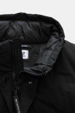 Nahaufnahme von Stehkragen und robustem Reißverschluss der C.P. Company Daunenweste schwarz, gefertigt aus hochwertiger Microfaser mit leichter Daunenfüllung, Regular Fit, elastischen Ärmelausschnitten, großen Zipper-Fronttaschen, regulierbarer Saumweite,