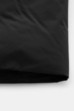 C.P. Company Daunenweste schwarz, Frontansicht, Regular Fit, hochwertige Microfaser, leichte Daunenfüllung, robuster Reißverschluss, Stehkragen, elastische Ärmelausschnitte, große Zipper-Fronttaschen, regulierbare Saumweite, geschmeidiger Futterstoff, zwe