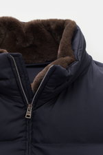 Herno Daunenweste navy, Detailaufnahme von oben schräg, Stehkragen mit abnehmbarem weichem Webpelz-Besatz, wasserabweisend, Daunenfüllung.