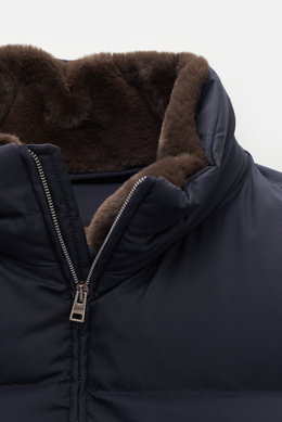 Herno Daunenweste navy, Detailaufnahme von oben schräg, Stehkragen mit abnehmbarem weichem Webpelz-Besatz, wasserabweisend, Daunenfüllung.