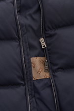 Nahaufnahme der Herno Daunenweste navy mit wasserabweisendem Material, zwei Reißverschlüssen und tonalem Innenfutter.