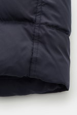 Nahaufnahme der Herno Daunenweste navy aus funktioneller, wasserabweisender Microfaser mit weichem Griff und Daunenfüllung, Detailansicht.