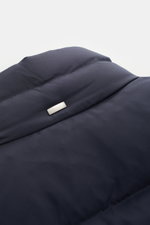 Herno Daunenweste navy in Nahaufnahme von oben, wasserabweisend, leichte Steppung, Daunenfüllung, Microfaser, Slim Fit, abnehmbarer Webpelz.