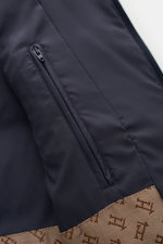 Nahaufnahme der Herno Daunenweste navy mit wasserabweisendem Microfaserstoff, Reißverschluss und Ton-in-Ton-Design, Detailansicht.