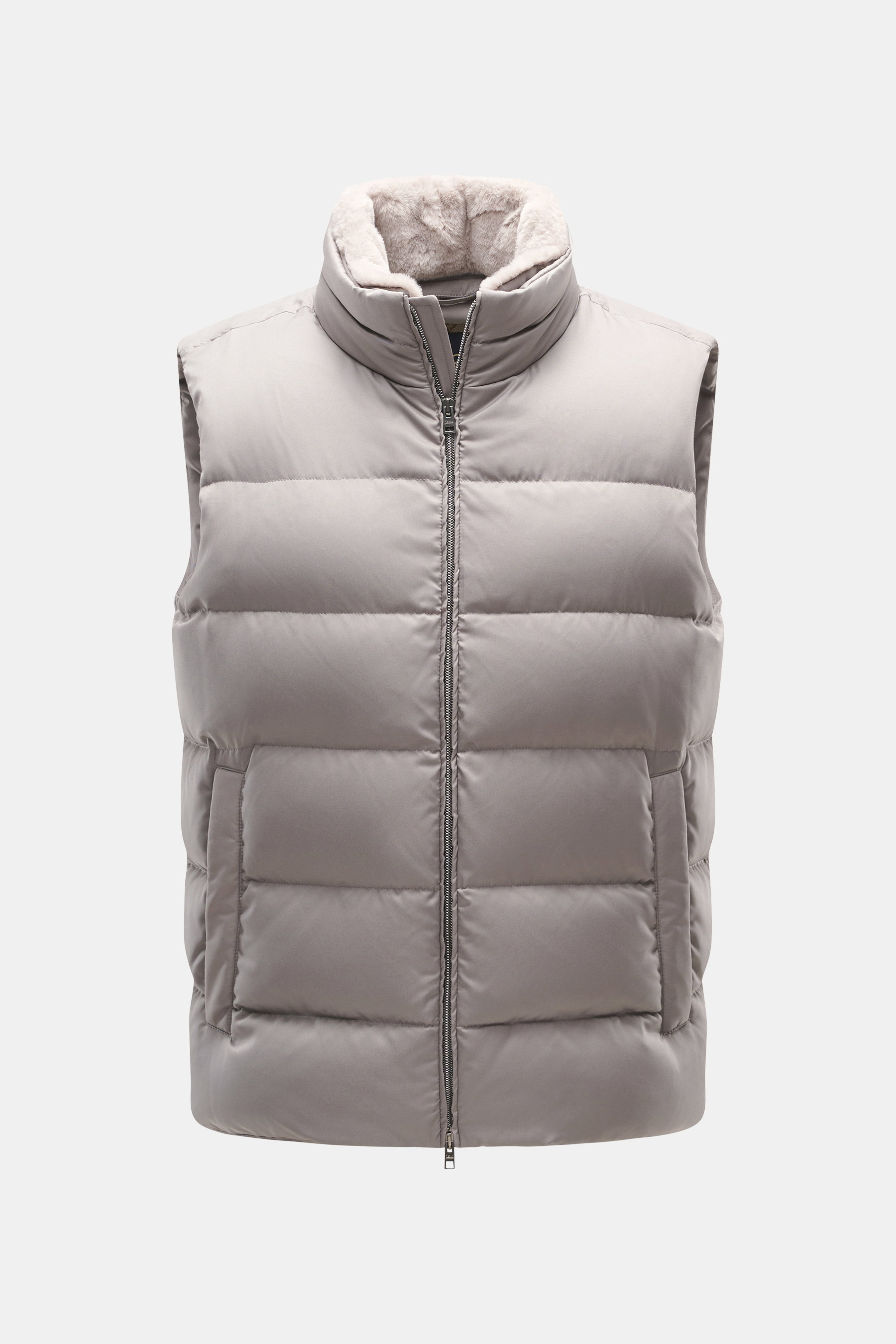 Herno Daunenweste grau, frontale Nahaufnahme, wasserabweisend, Slim Fit, Daunenfüllung, abnehmbarer Webpelz am Stehkragen, zwei Front- und Innentaschen.