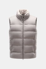 Herno Daunenweste grau, frontale Nahaufnahme, wasserabweisend, Slim Fit, Daunenfüllung, abnehmbarer Webpelz am Stehkragen, zwei Front- und Innentaschen.
