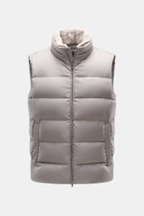 Herno Daunenweste grau, frontale Nahaufnahme, wasserabweisend, Slim Fit, Daunenfüllung, abnehmbarer Webpelz am Stehkragen, zwei Front- und Innentaschen.