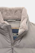 Nahaufnahme der Stehkragen-Innenseite der Herno Daunenweste grau, weich gefüttert mit abnehmbarem Webpelz, wasserabweisend und Slim Fit.