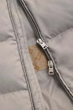 Herno Daunenweste grau in Nahaufnahme, Detailansicht des wasserabweisenden Materials, Slim Fit mit funktionellem Zwei-Wege-Reißverschluss.