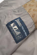 Nahaufnahme der Innenseite der Herno Daunenweste grau mit Label, wasserabweisend, Daunenfüllung, Microfaser, Slim Fit, weichem Webpelz-Besatz.