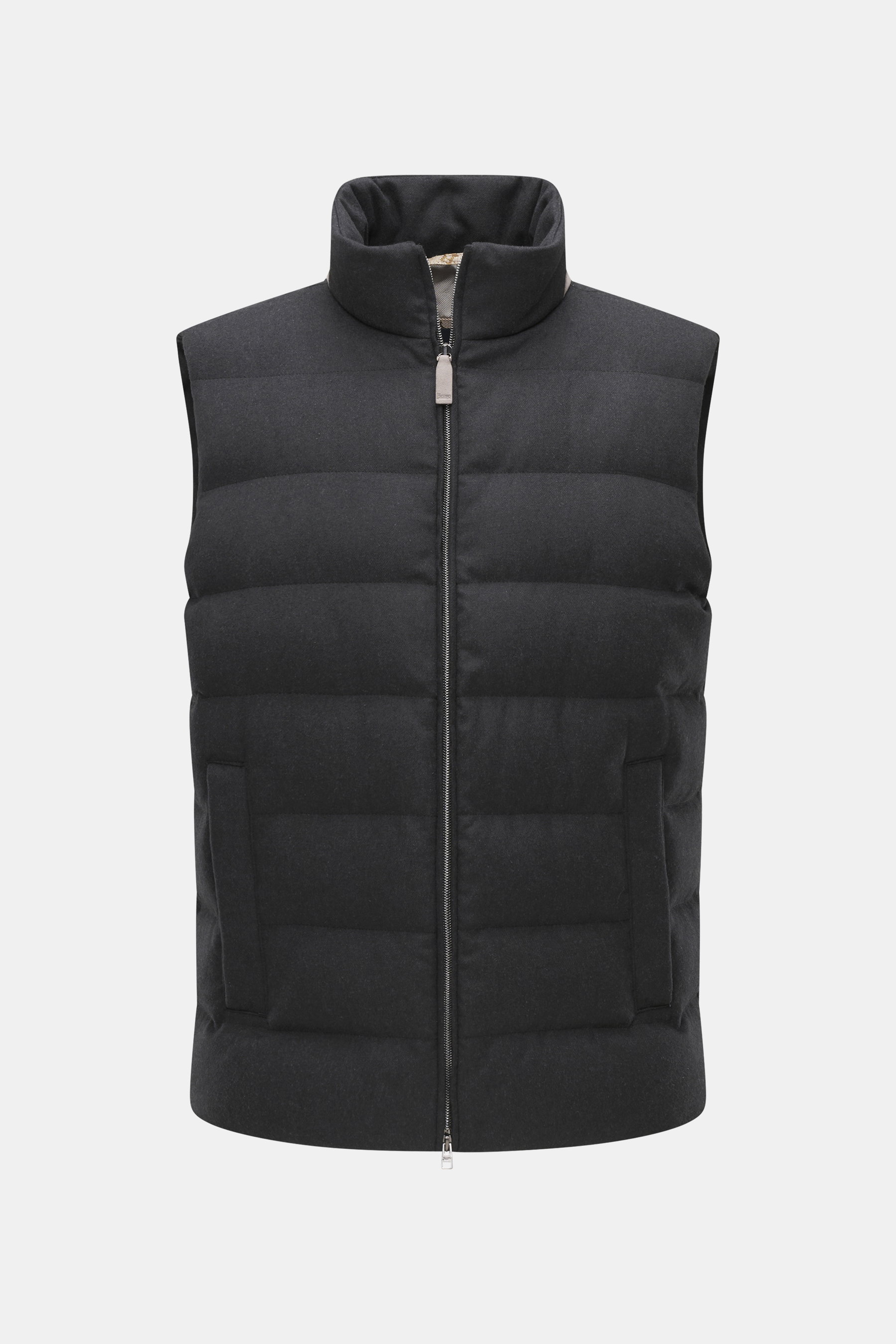 Herno Daunenweste anthrazit, frontal fotografiert, Mix aus Seide und Cashmere, Slim Fit, wärmende Daunenfüllung, Stehkragen, Zwei-Wege-Reißverschluss, schräge Leistentaschen mit Druckknopf, regulierbare Saumweite, mehrfarbiges Innenfutter, zwei Innentasch