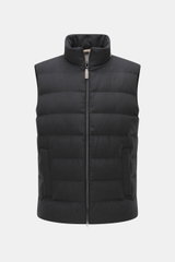 Herno Daunenweste anthrazit, frontal fotografiert, Mix aus Seide und Cashmere, Slim Fit, wärmende Daunenfüllung, Stehkragen, Zwei-Wege-Reißverschluss, schräge Leistentaschen mit Druckknopf, regulierbare Saumweite, mehrfarbiges Innenfutter, zwei Innentasch