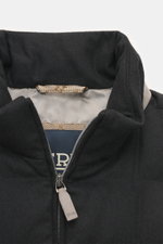 Nahaufnahme der Herno Daunenweste anthrazit von oben, Mix aus Seide und Cashmere, weicher Griff, Slim Fit, Daunenfüllung, Zwei-Wege-Reißverschluss, Stehkragen, Taschen mit Druckknopf, regulierbarer Saum, mehrfarbiges Innenfutter, zwei Innentaschen.