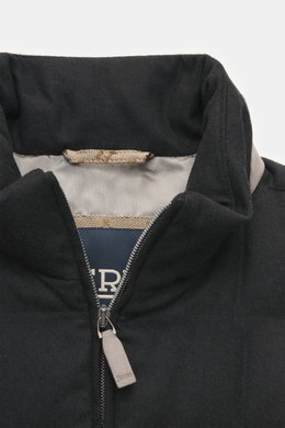 Nahaufnahme der Herno Daunenweste anthrazit von oben, Mix aus Seide und Cashmere, weicher Griff, Slim Fit, Daunenfüllung, Zwei-Wege-Reißverschluss, Stehkragen, Taschen mit Druckknopf, regulierbarer Saum, mehrfarbiges Innenfutter, zwei Innentaschen.
