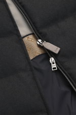 Nahaufnahme aus schräger Perspektive der Herno Daunenweste anthrazit mit Mix aus Seide und Cashmere, weichem Griff, Daunenfüllung, Slim Fit, Zwei-Wege-Reißverschluss, Stehkragen, schrägen Leistentaschen mit Druckknopf, regulierbarer Saumweite, mehrfarbige