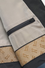 Nahaufnahme des mehrfarbigen Innenfutters der Herno Daunenweste anthrazit mit Innentasche und Zipper, Mix aus Seide und Cashmere, weicher Griff, wärmende Daunenfüllung, Slim Fit, Zwei-Wege-Reißverschluss, Stehkragen, schräge Leistentaschen mit Druckknopf,