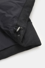 Nahaufnahme der Herno Daunenweste anthrazit, Detailansicht von Saum und regulierbarer Weite, Mix aus Seide und Cashmere, weicher Griff, wärmende Daunenfüllung, Slim Fit, Zwei-Wege-Reißverschluss, Stehkragen, schräge Leistentaschen mit Druckknopf, mehrfarb