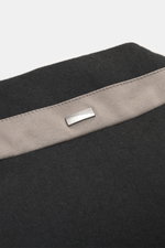 Nahaufnahme der Herno Daunenweste anthrazit von oben, Mix aus Seide und Cashmere, weicher Griff, wärmende Daunenfüllung, Slim Fit.
