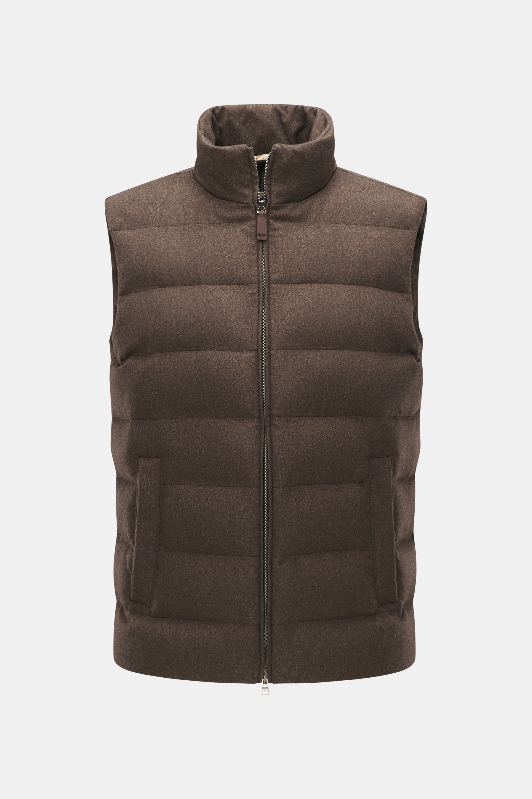 Herno Daunenweste braun meliert, frontale Nahaufnahme, Mix aus Seide und Cashmere, weicher Griff, wärmende Daunenfüllung, Slim Fit, Zwei-Wege-Reißverschluss, Stehkragen, schräge Leistentaschen mit Druckknopf, regulierbare Saumweite, mehrfarbiges Innenfutt