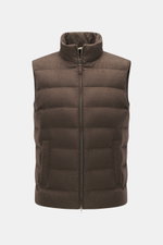 Herno Daunenweste braun meliert, frontale Nahaufnahme, Mix aus Seide und Cashmere, weicher Griff, wärmende Daunenfüllung, Slim Fit, Zwei-Wege-Reißverschluss, Stehkragen, schräge Leistentaschen mit Druckknopf, regulierbare Saumweite, mehrfarbiges Innenfutt