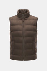 Herno Daunenweste braun meliert, frontale Nahaufnahme, Mix aus Seide und Cashmere, weicher Griff, wärmende Daunenfüllung, Slim Fit, Zwei-Wege-Reißverschluss, Stehkragen, schräge Leistentaschen mit Druckknopf, regulierbare Saumweite, mehrfarbiges Innenfutt