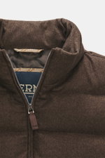 Nahaufnahme der Herno Daunenweste braun meliert von vorne, Mix aus Seide und Cashmere, weicher Griff, wärmende Daunenfüllung, Slim Fit.