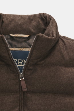 Nahaufnahme der Herno Daunenweste braun meliert von vorne, Mix aus Seide und Cashmere, weicher Griff, wärmende Daunenfüllung, Slim Fit.